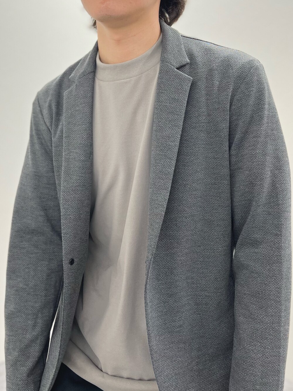 グレー系のテーラードジャケット、ベージュ系のTシャツ/カットソー、ブルー系のその他パンツを着用したメンズの春コーディネートの7枚目の写真