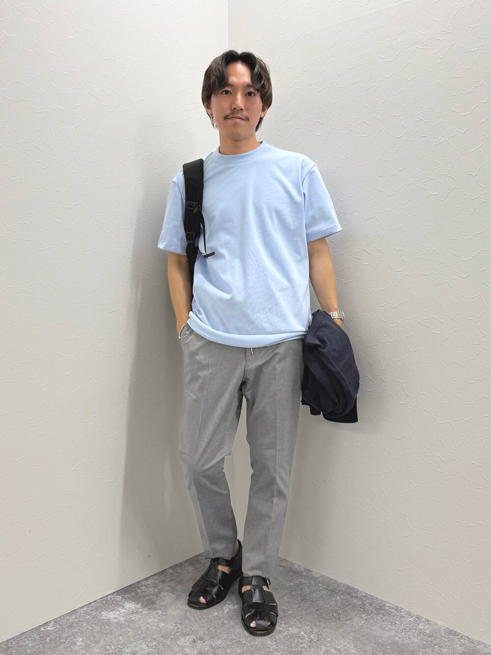 「サンダル、シャツスタイル、淡色コーデ、きれいめカジュアル、レイヤードスタイル、サングラス、Tシャツ、夏コーデ、大人コーデ、カジュアルコーデ、半袖シャツ、夏、ブルー、バッグ、カジュアル」｜「NOLLEY’Sの【SIX FUNCTIONS】ウォッシャブル コースボーダーニットシャツ 25SS（シャツ/ブラウス、ブルー系）」を使った、nishiokaさん（メンズ・169cm）の夏コーディネートの3枚目の写真