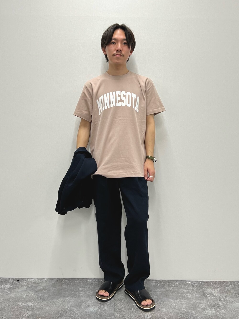 ブルー系のシャツ/ブラウス、ピンク系のTシャツ/カットソー、ブラック系のショルダーバッグを着用したメンズの春コーディネートの5枚目の写真