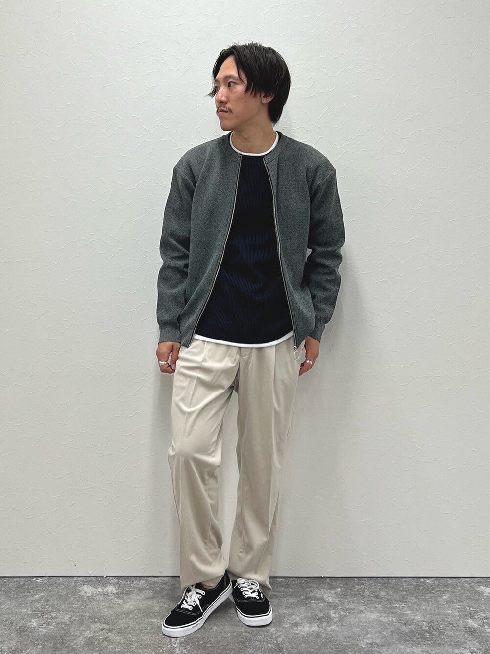 グレー系のカーディガン/ボレロ、ブルー系のTシャツ/カットソー、ベージュ系のその他パンツを着用したメンズの秋コーディネートの2枚目の写真