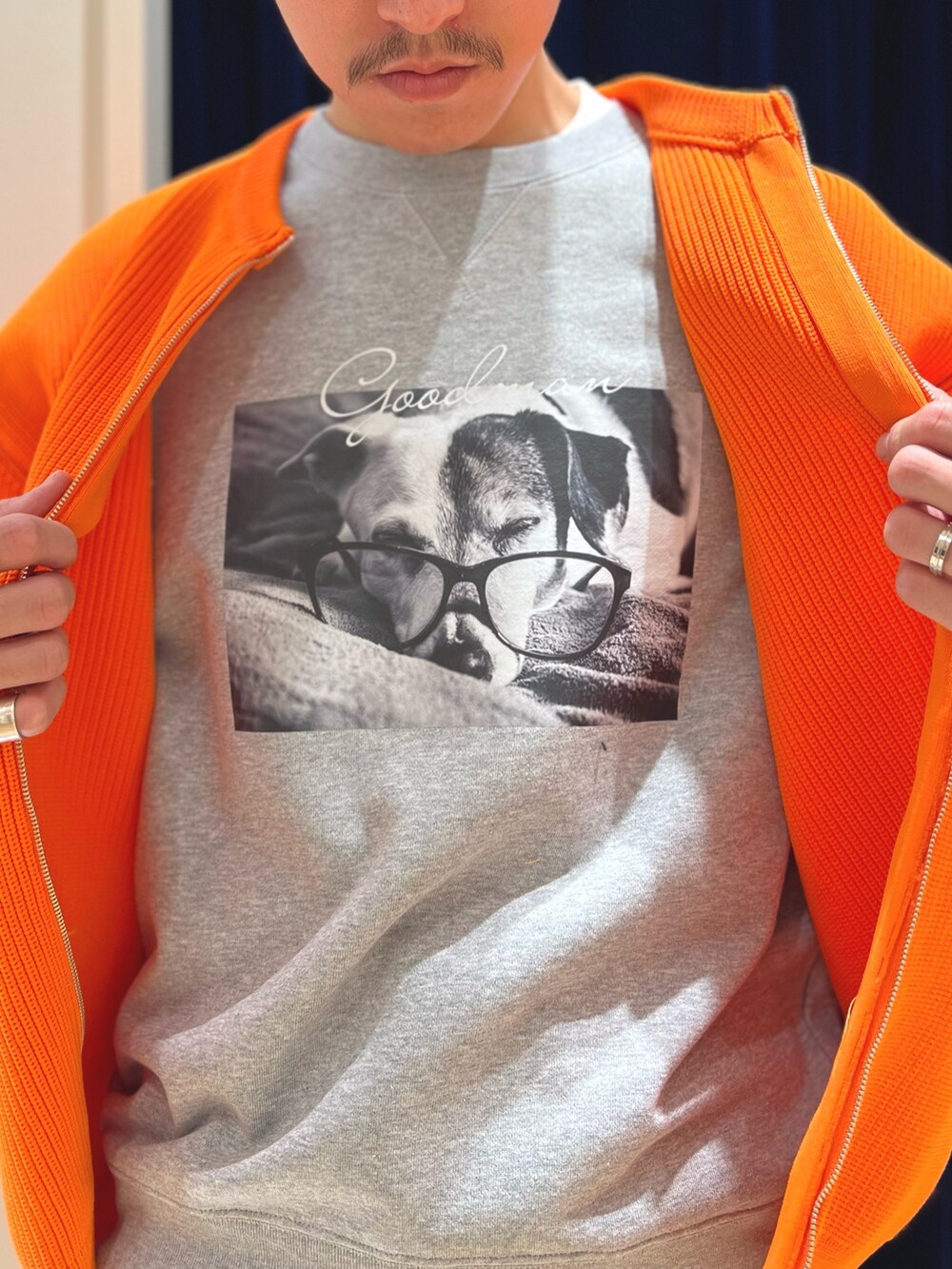 グレー系のスウェット、オレンジ系のカーディガン/ボレロ、ブラック系のシューズを着用したメンズの冬コーディネートの6枚目の写真