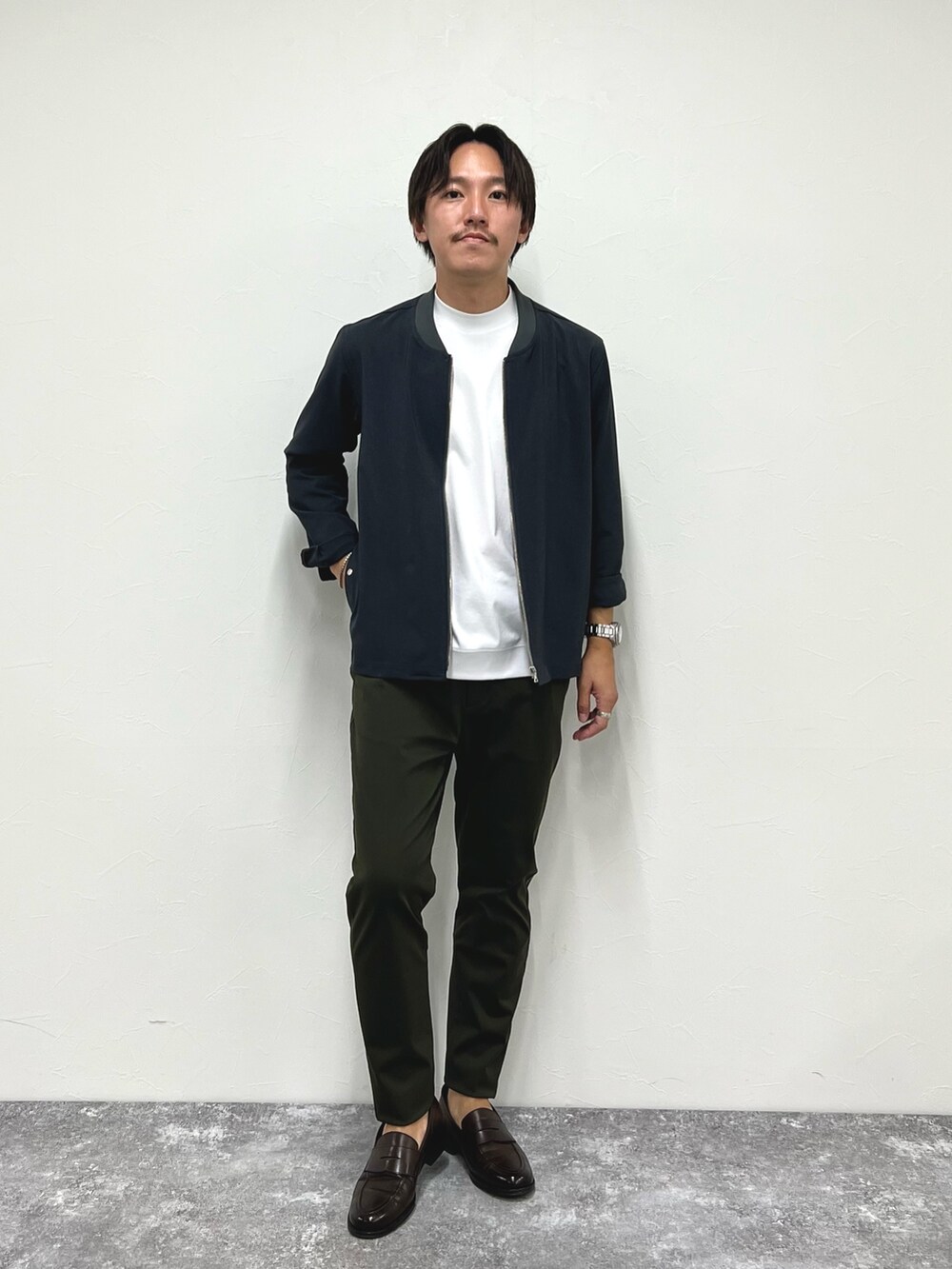 グレー系のブルゾン、ホワイト系のTシャツ/カットソー、グリーン系のその他パンツを着用したメンズの夏コーディネートの2枚目の写真