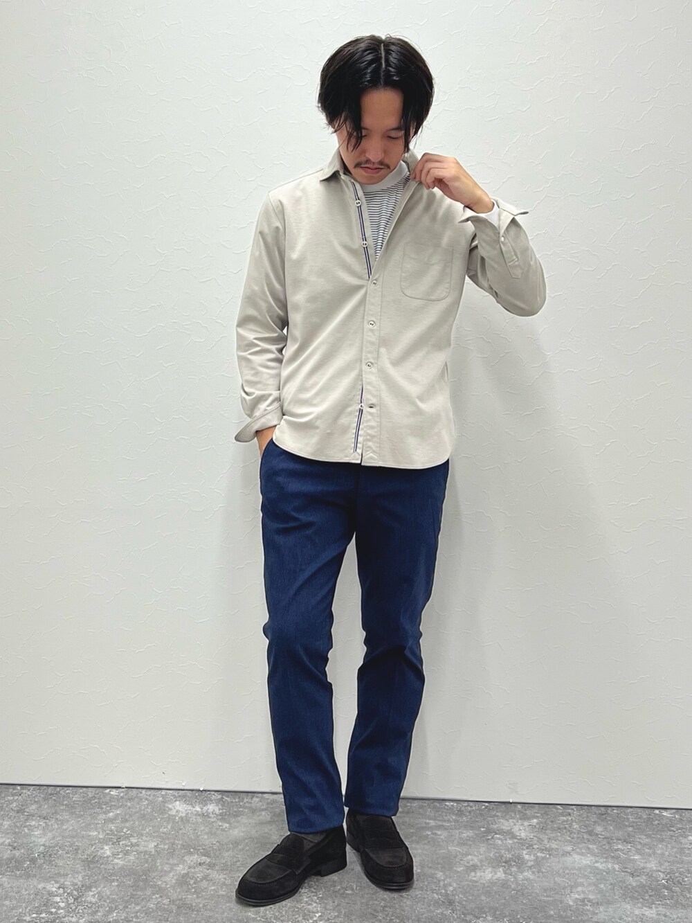 ホワイト系のシャツ/ブラウス、ホワイト系のTシャツ/カットソー、ブルー系のその他パンツを着用したメンズの秋コーディネートの3枚目の写真