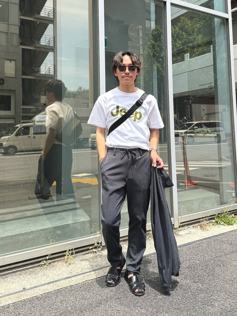 「レイヤードスタイル、サンダル、夏コーデ、白Tシャツ、セットアップ、サングラス、Tシャツ、お出かけコーデ、カジュアルコーデ、夏、Tシャツコーデ、ショルダーバッグ、カジュアル、ロゴT、夏だ!Tシャツ着よう!」|「GOOD ROCK SPEEDの【GOOD ROCK SPEED】別注 アーティスト/企業/ プリントTシャツ 25SS(Tシャツ/カットソー、ホワイト系)」を使った、nishiokaさん(メンズ・169cm)の夏コーディネートの5枚目の写真