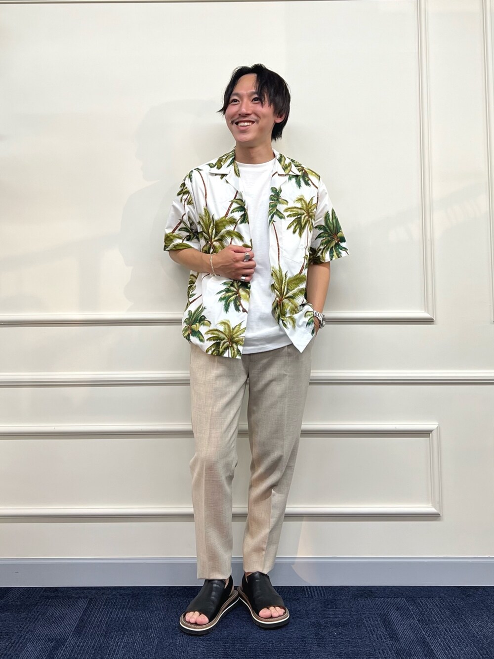 ホワイト系のシャツ/ブラウス、ホワイト系のその他パンツ、ブラック系のサンダルを着用したメンズの夏コーディネートの3枚目の写真