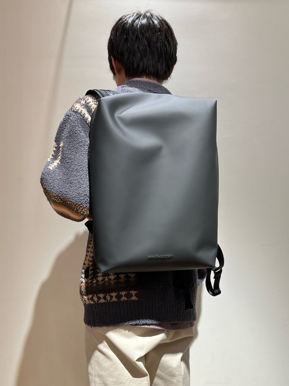 グレー系のスウェット、レッド系のシャツ/ブラウス、ブラック系のバックパック/リュックを着用したメンズの秋コーディネートの7枚目の写真