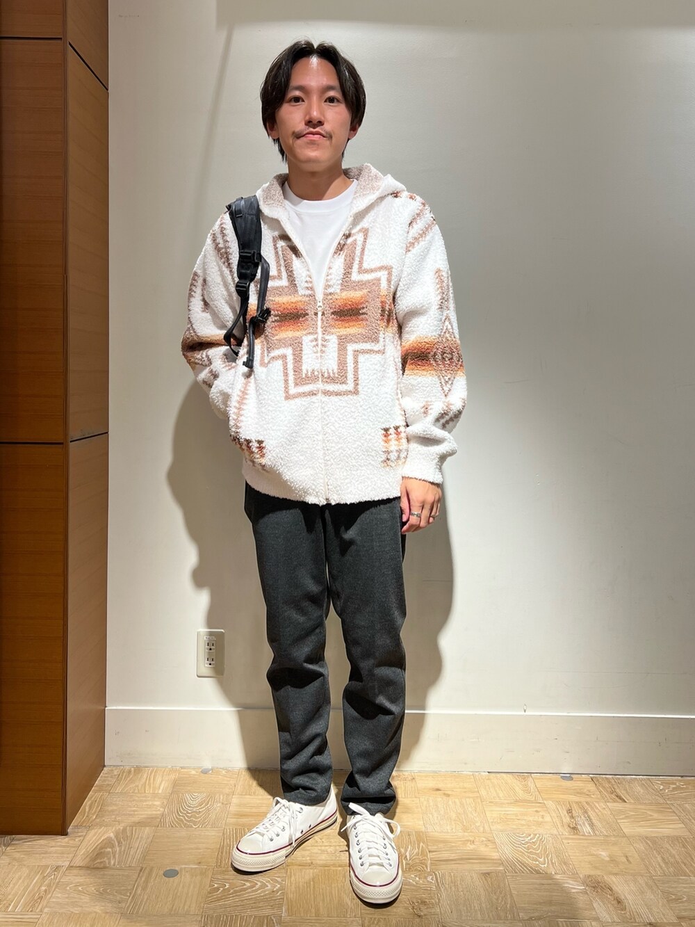 「パーカー、ロンT、休日スタイル、スニーカー、重ね着ベストシーズン、淡色コーデ、ストリート、ビッグシルエット、スウェット、秋服コーデ、カジュアル、スニーカーコーデ、PENDLETON、コンバース」|「CONVERSEの【CONVERSE/コンバース】ALL STAR US OX キャンバススニーカー(スニーカー、ホワイト系)」を使った、nishiokaさん(メンズ・169cm)の秋コーディネートの2枚目の写真