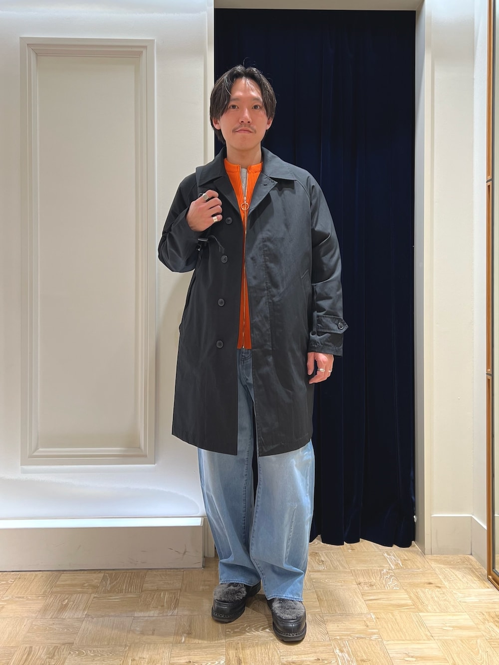 「デニム、冬アウター、ワイドパンツ、レイヤードスタイル、春色、休日スタイル、シンプルコーデ、カジュアルコーデ、コート、春コーデ、ダウンベスト、オーバーサイズ、バックパック、春、24ssトレンド」|「TAIONの【TAION/タイオン】CR別注ステンカラーコート(ステンカラーコート、ブラック系)」を使った、nishiokaさん(メンズ・169cm)の冬コーディネートの2枚目の写真