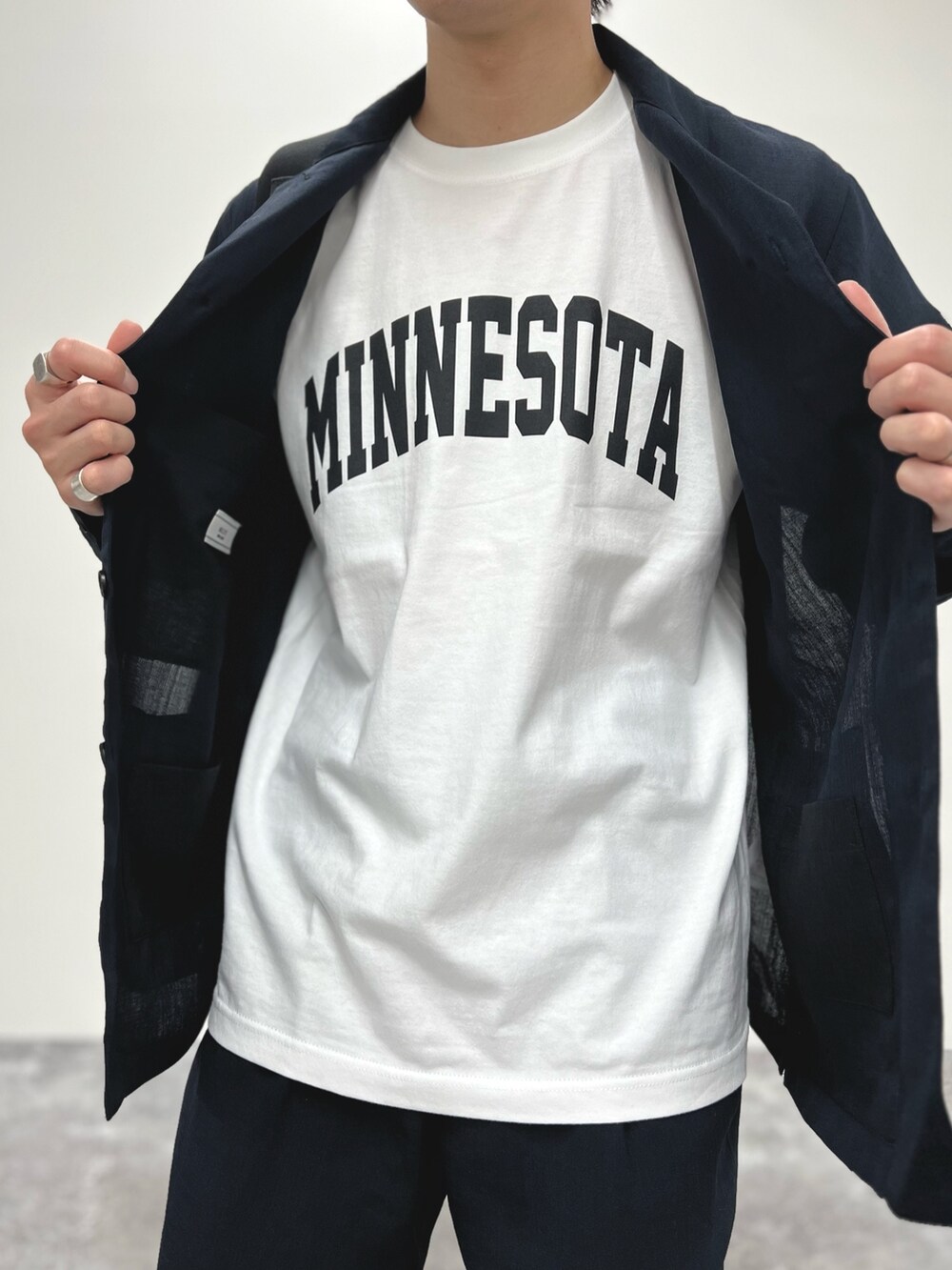 ブルー系のシャツ/ブラウス、ホワイト系のTシャツ/カットソー、ブルー系のその他パンツを着用したメンズの春コーディネートの5枚目の写真