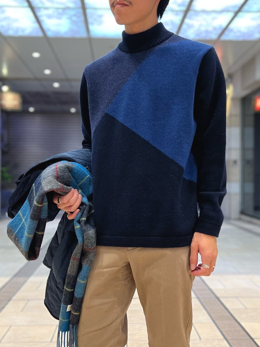 「きれいめカジュアル、冬コーデ、ニット、キルティング、休日スタイル、クリスマスに着たい服、大人カジュアル、カジュアルコーデ、今日のコーデ、秋冬コーデ、カジュアル、低身長、シンプルコーデ、大人コーデ、チノパン」｜「Stutostein Nolley'sのカシミヤ混 切替モックネックニット（ニット/セーター、ブルー系）」を使った、nishiokaさん（メンズ・169cm）の秋コーディネートの5枚目の写真