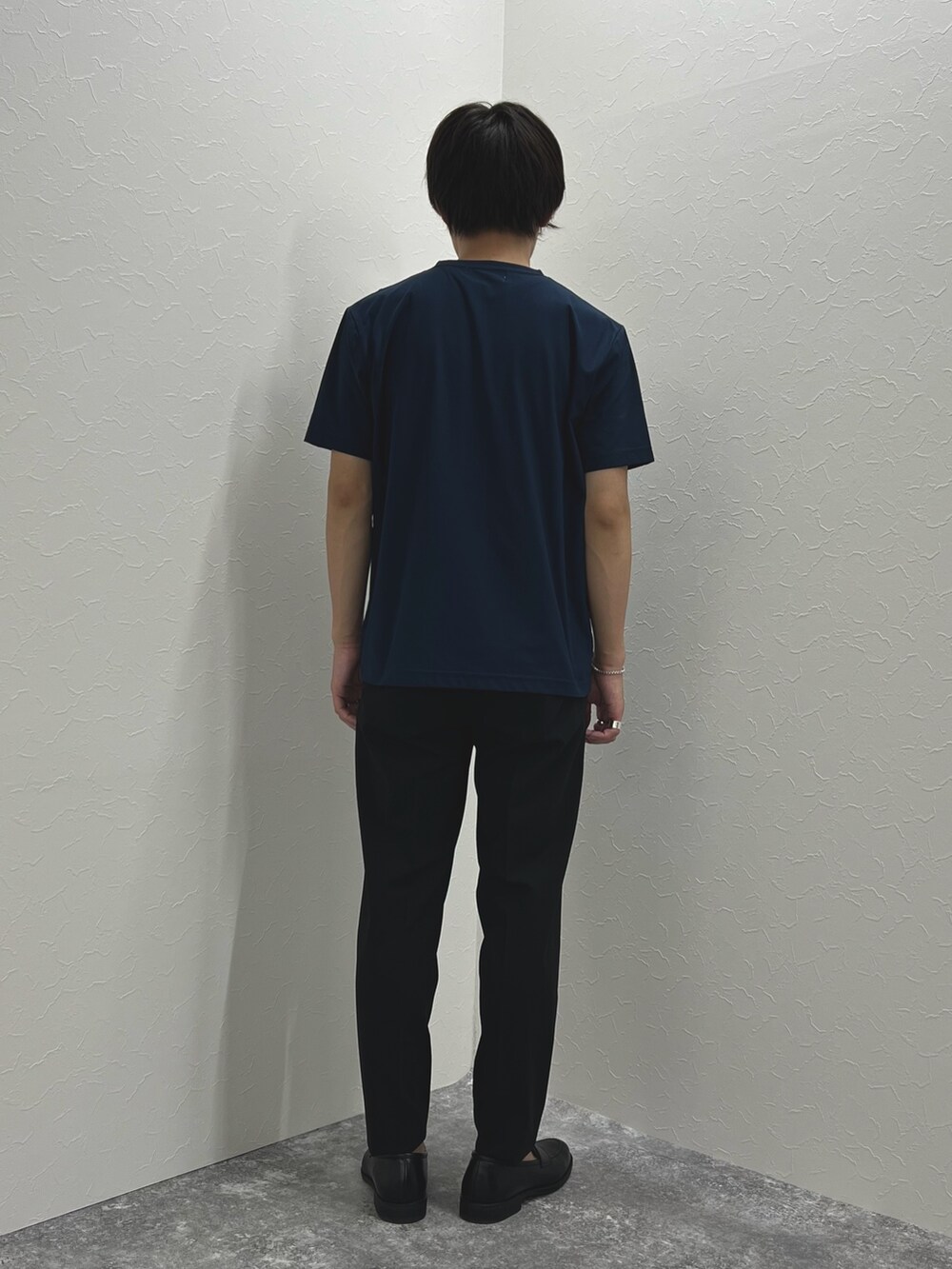 ブラック系のTシャツ/カットソー、ブラック系のその他パンツを着用したメンズの夏コーディネートの5枚目の写真