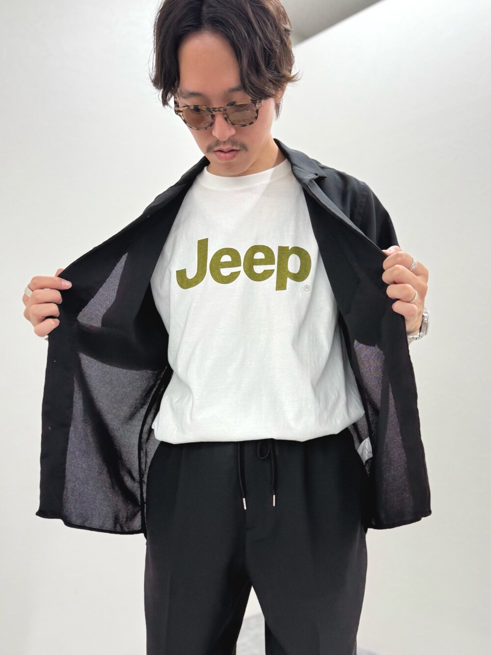 ホワイト系のTシャツ/カットソー、ブラック系のシャツ/ブラウス、ベージュ系のその他パンツを着用したメンズの夏コーディネートの8枚目の写真