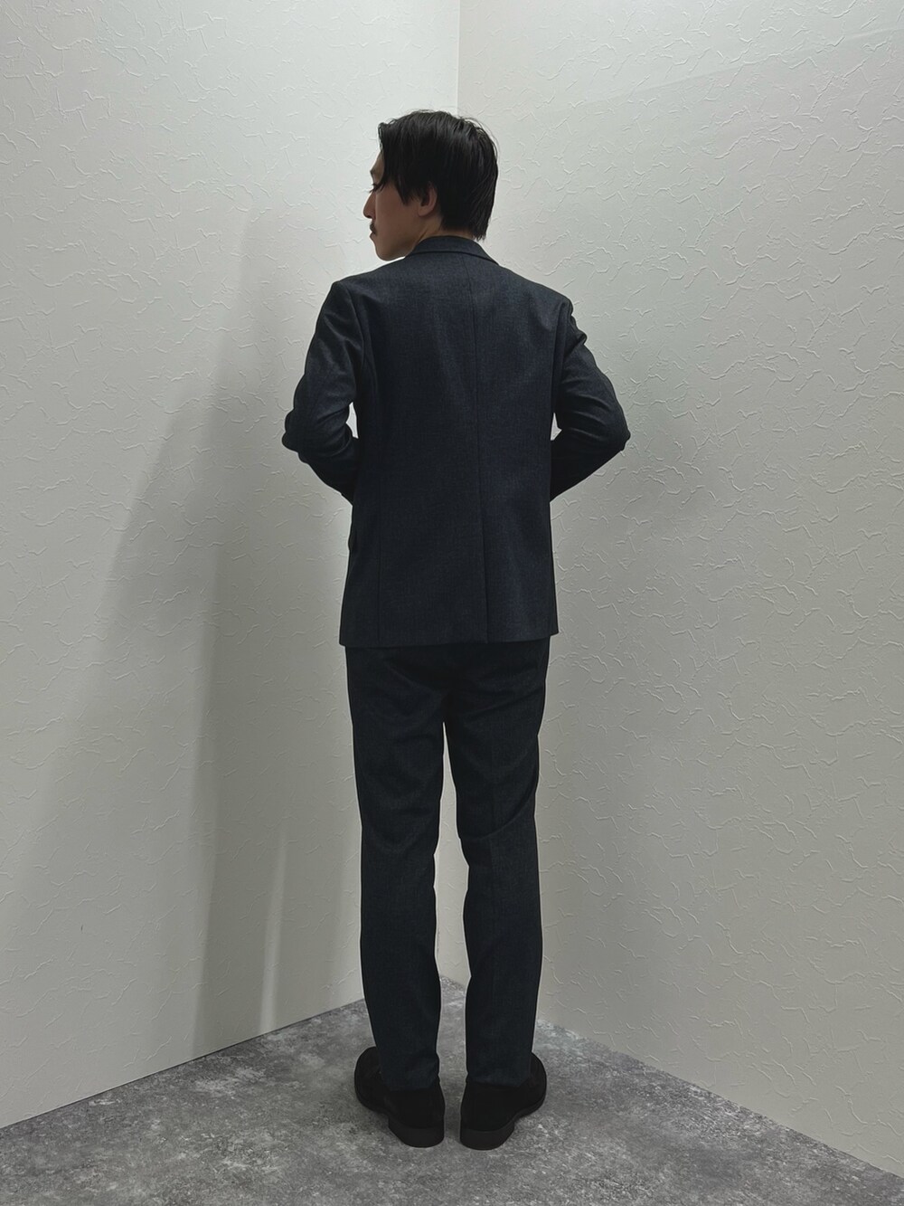 ブルー系のテーラードジャケット、ブルー系のTシャツ/カットソー、ブルー系のその他パンツを着用したメンズの秋コーディネートの7枚目の写真