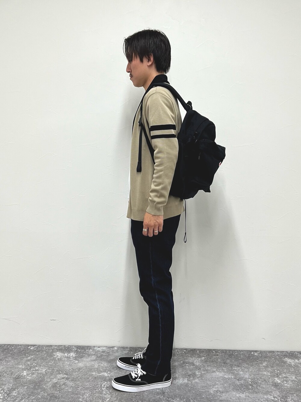 「ブラウン、デートコーデ、ロンT、休日スタイル、カーディガン、秋コーデ、デニム、秋服、メンズファッション、シンプル、きれいめカジュアル、カジュアル、バックパック」｜「NOLLEY’Sの配色ショールカラーカーディガン（カーディガン/ボレロ、ベージュ系）」を使った、nishiokaさん（メンズ・169cm）の秋コーディネートの5枚目の写真