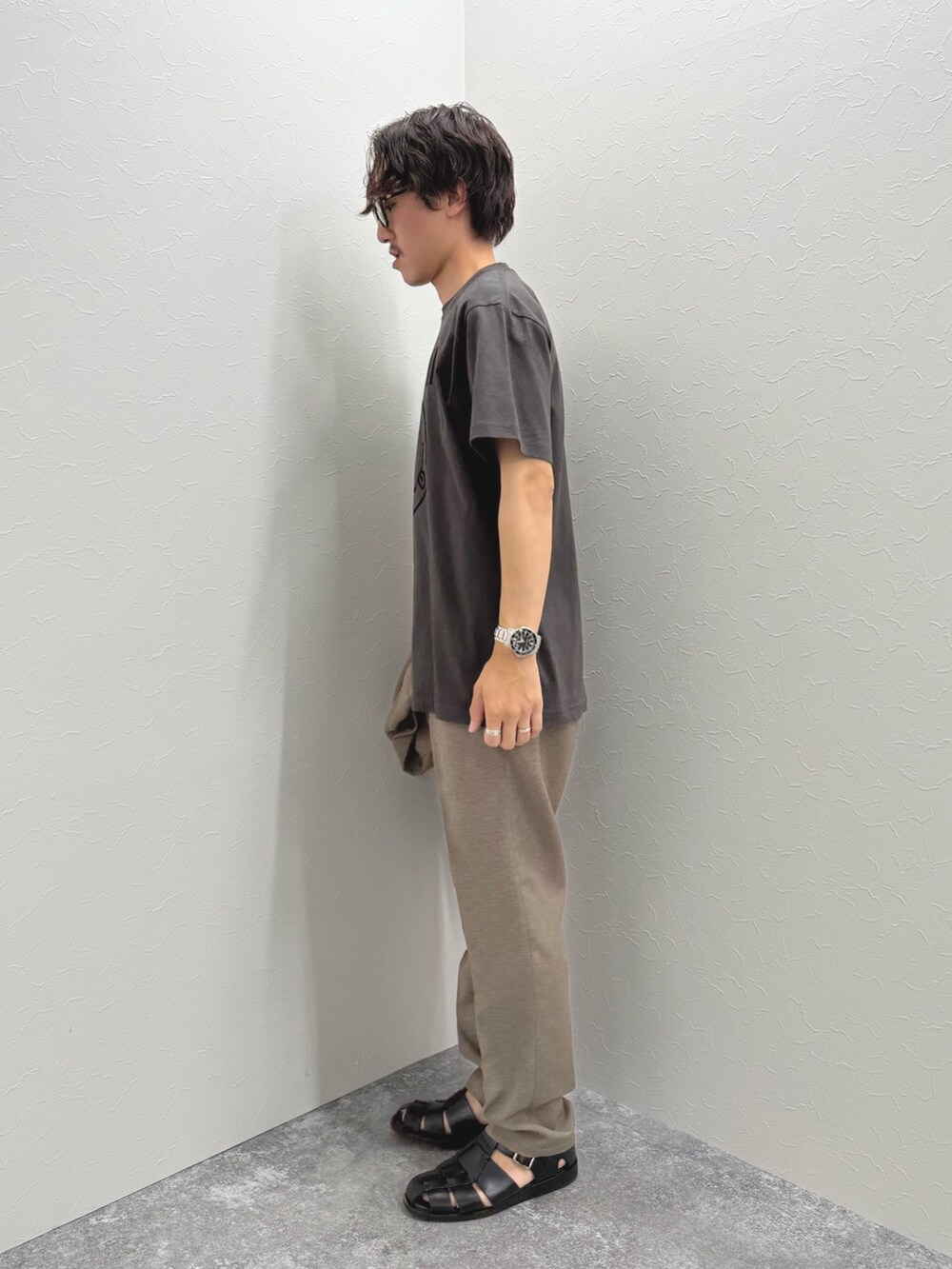 「サンダル、黒Tシャツ、低身長コーデ、Tシャツ、夏コーデ、休日スタイル、オトナカジュアル、シンプルスタイル、カジュアル、カジュアルコーデ、ラフ、リラックススタイル、夏だ！Tシャツ着よう！、プリントT」｜「GOOD ROCK SPEEDの【GOOD ROCK SPEED】別注 アーティスト/企業/ プリントTシャツ 25SS（Tシャツ/カットソー、ブラック系）」を使った、nishiokaさん（メンズ・169cm）の夏コーディネートの4枚目の写真