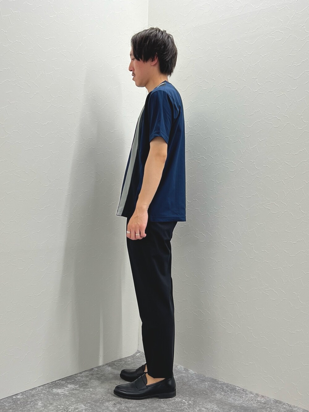 ブラック系のTシャツ/カットソー、ブラック系のその他パンツを着用したメンズの夏コーディネートの4枚目の写真