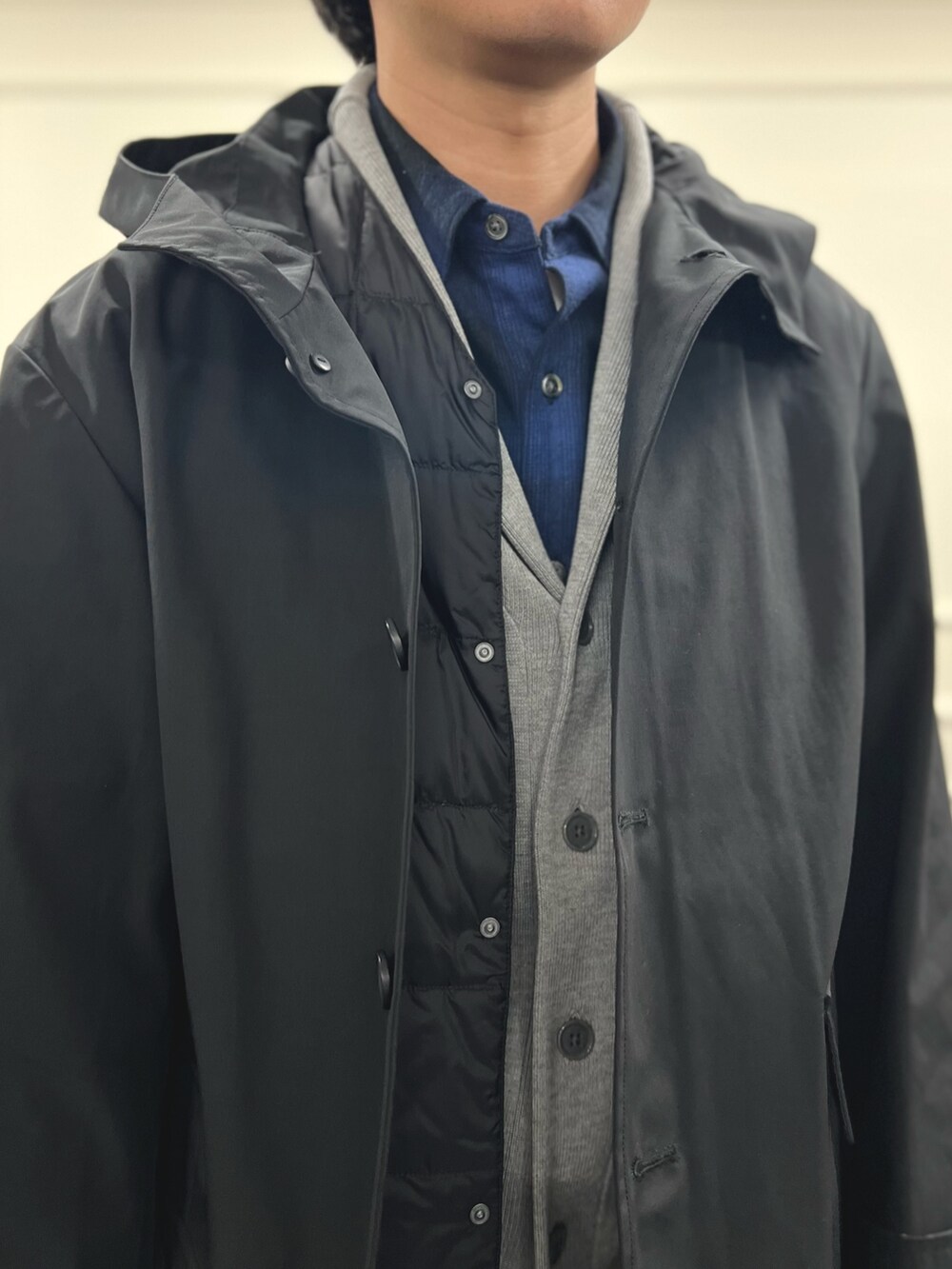 ブラック系のその他アウター、ブルー系のシャツ/ブラウス、グレー系のカーディガン/ボレロを着用したメンズの冬コーディネートの7枚目の写真