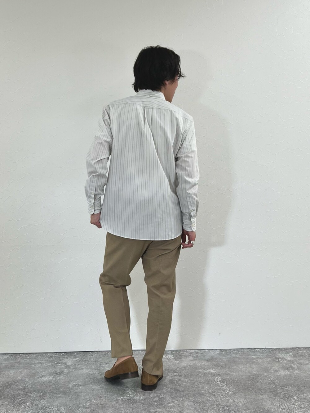 グレー系のシャツ/ブラウス、イエロー系のローファーを着用したメンズの冬コーディネートの7枚目の写真