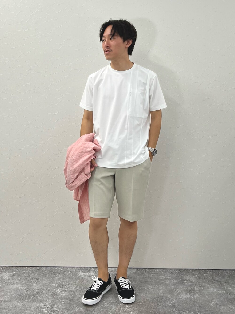 レッド系のシャツ/ブラウス、ホワイト系のTシャツ/カットソー、グレー系のその他パンツを着用したメンズの夏コーディネートの3枚目の写真