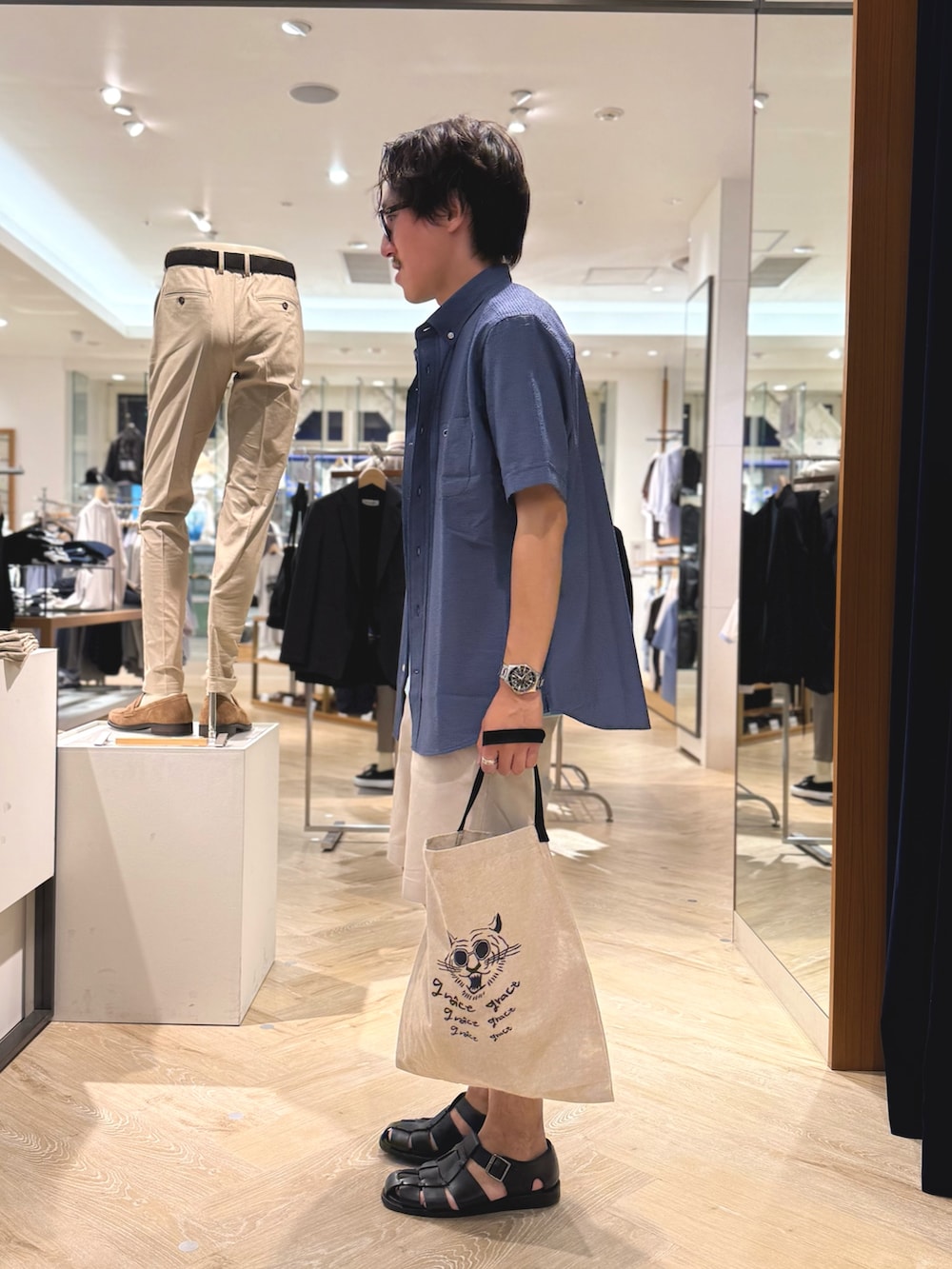 ブルー系のシャツ/ブラウス、ブルー系のTシャツ/カットソー、ホワイト系のその他パンツを着用したメンズの夏コーディネートの6枚目の写真