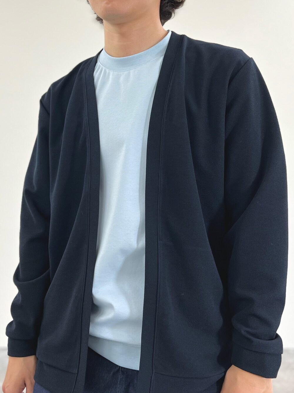 ブルー系のカーディガン/ボレロ、ブルー系のTシャツ/カットソー、ブルー系のチノパンツを着用したメンズの春コーディネートの8枚目の写真