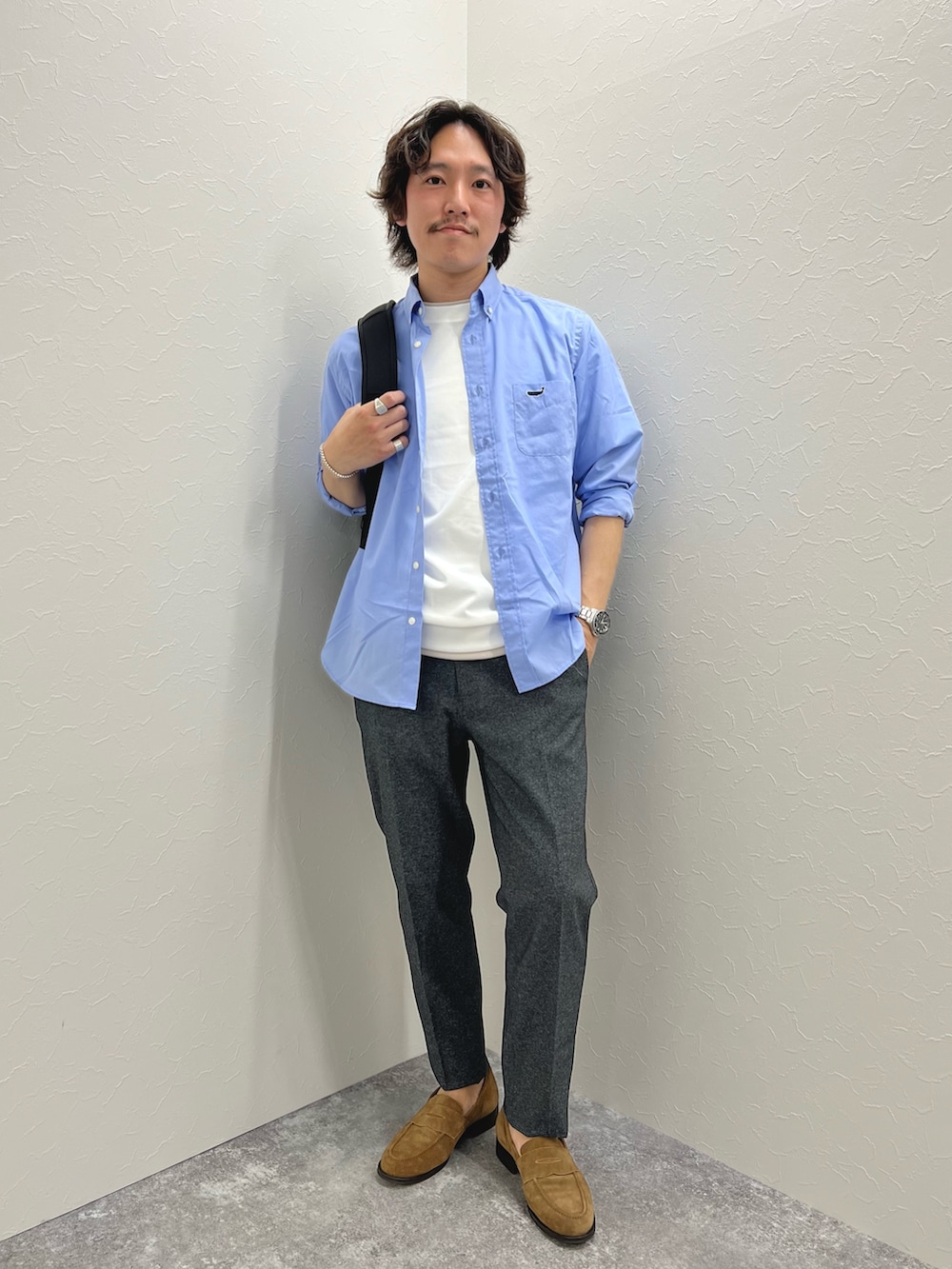 ブルー系のシャツ/ブラウス、ホワイト系のTシャツ/カットソー、グレー系のその他パンツを着用したメンズの春コーディネートの4枚目の写真