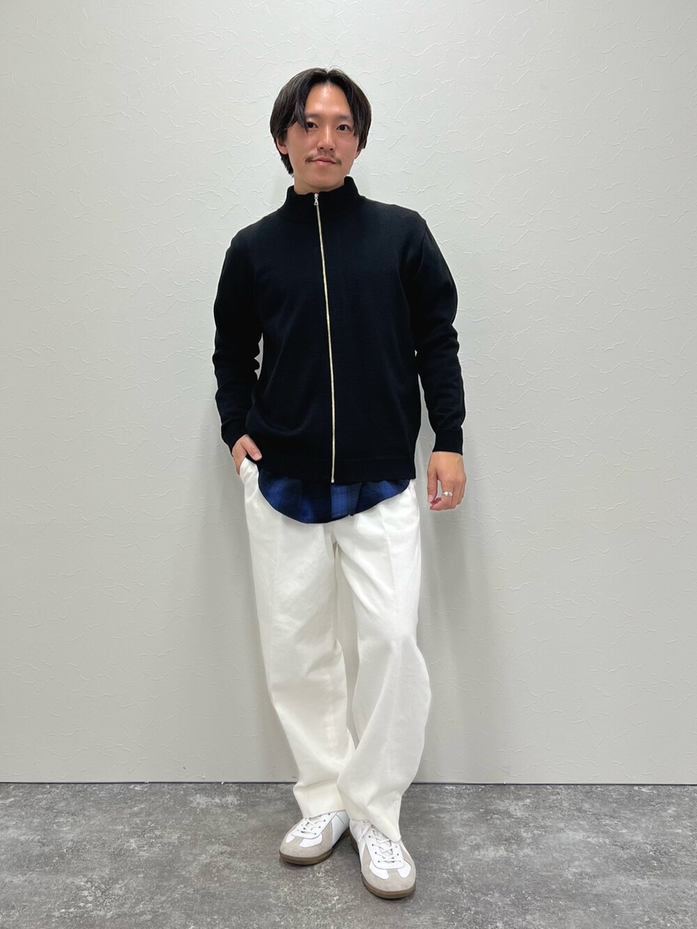 ブラック系のカーディガン/ボレロ、ブルー系のシャツ/ブラウス、ホワイト系のデニムパンツを着用したメンズの冬コーディネートの3枚目の写真