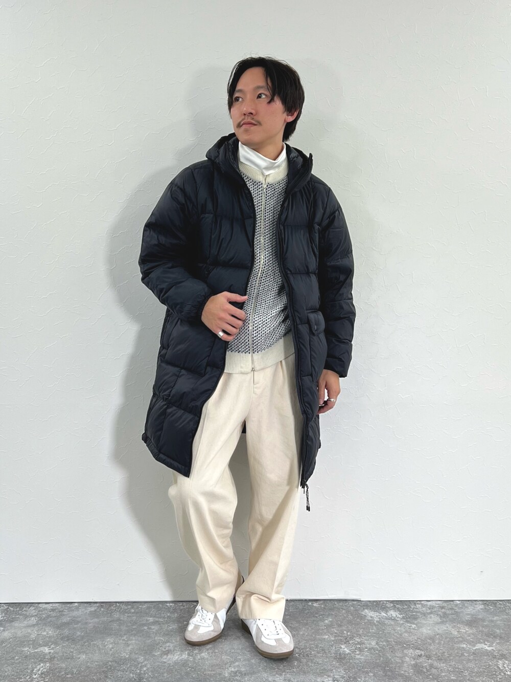 ブラック系のダウンジャケット/コート、ホワイト系のカーディガン/ボレロ、ホワイト系のTシャツ/カットソーを着用したメンズの冬コーディネートの5枚目の写真