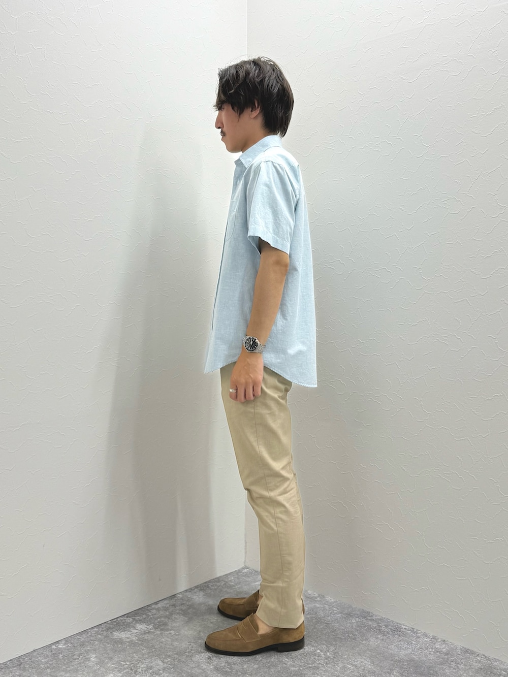 グリーン系のシャツ/ブラウス、グレー系のTシャツ/カットソー、ベージュ系のチノパンツを着用したメンズの夏コーディネートの4枚目の写真