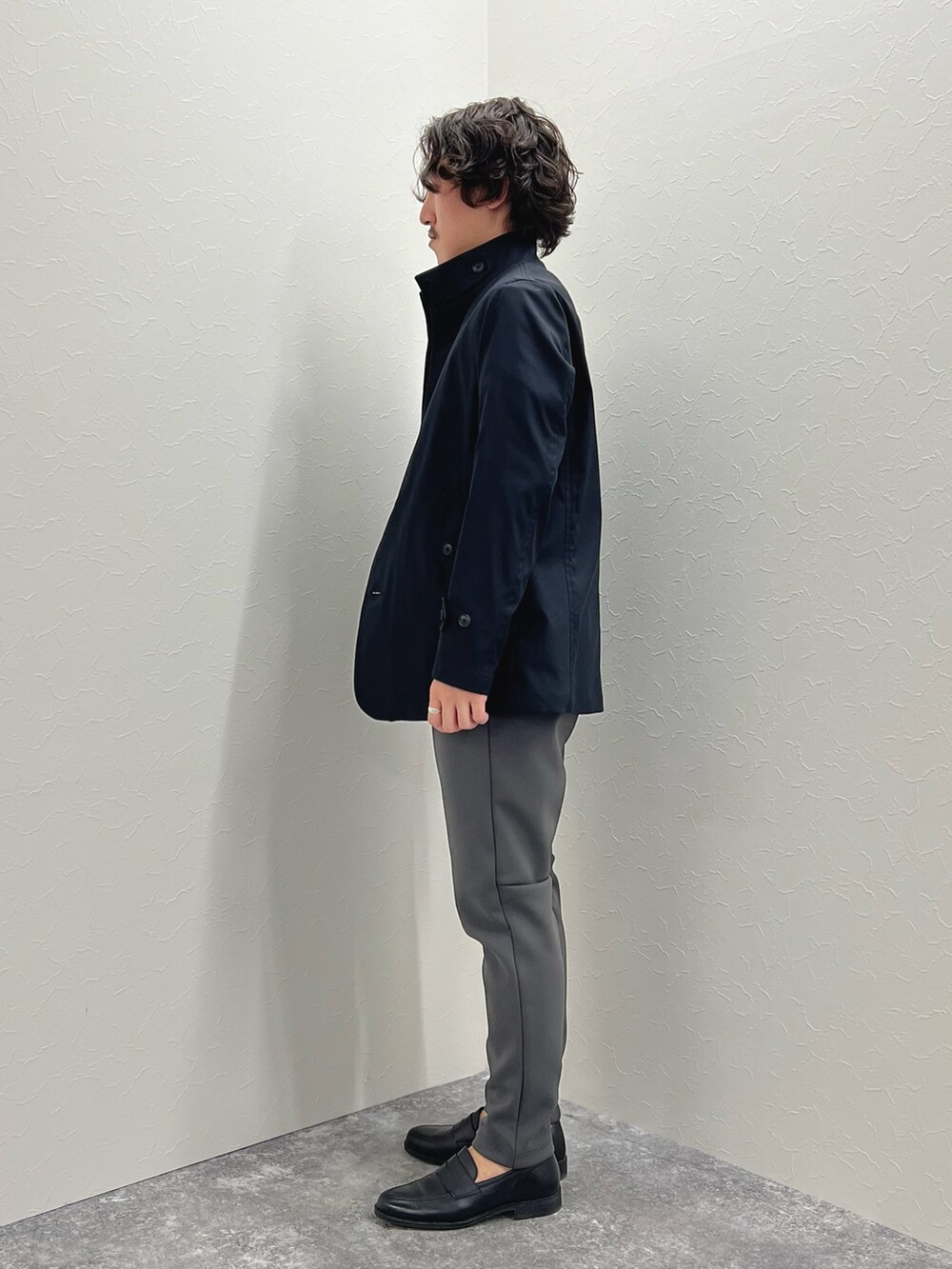 ベージュ系のスウェット、グレー系のその他パンツ、ブラック系のローファーを着用したメンズの春コーディネートの6枚目の写真