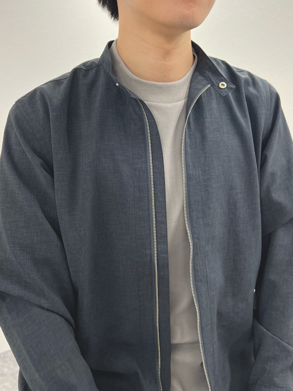 ブルー系のブルゾン、ベージュ系のTシャツ/カットソー、ブラック系のその他パンツを着用したメンズの夏コーディネートの7枚目の写真