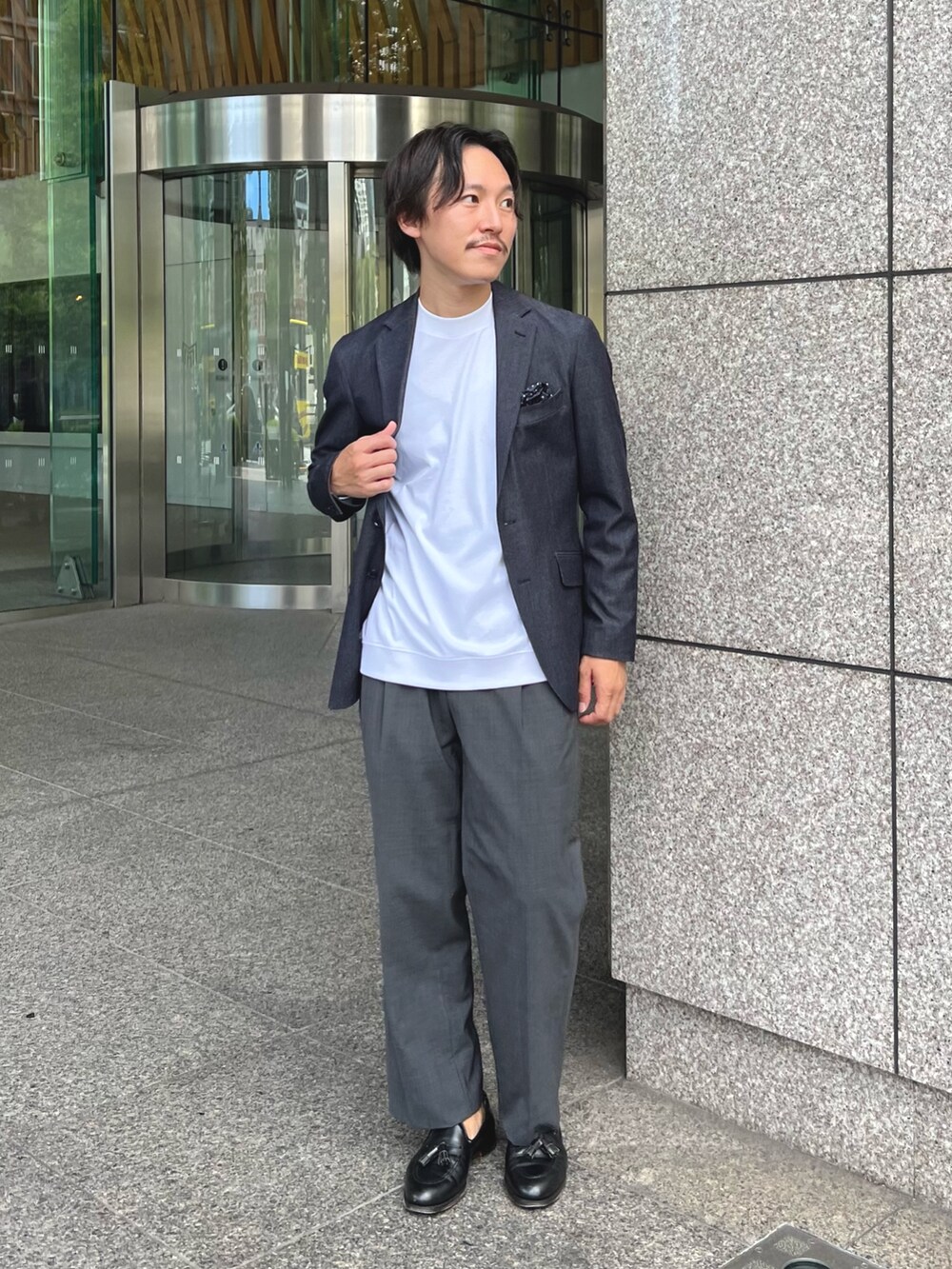 ブルー系のテーラードジャケット、ホワイト系のTシャツ/カットソーを着用したメンズの秋コーディネートの2枚目の写真