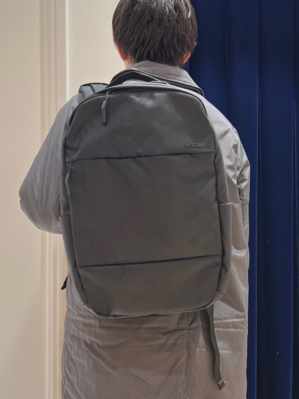 グレー系のダウンジャケット/コート、ブラック系のシャツ/ブラウス、レッド系のニット/セーターを着用したメンズの冬コーディネートの5枚目の写真