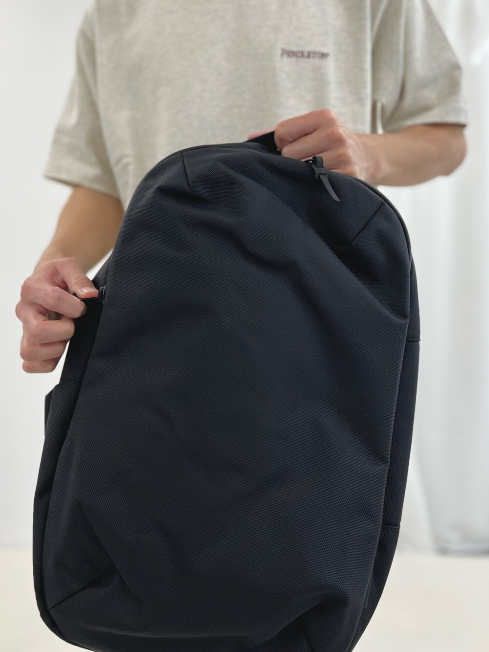 グレー系のTシャツ/カットソー、ブラック系のバックパック/リュックを着用したメンズの春コーディネートの6枚目の写真