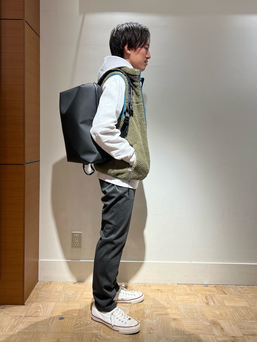 「重ね着ベストシーズン、休日スタイル、ストリート、レイヤードスタイル、スウェット、ダウンベスト、パーカー、オトナカジュアル、おしゃれさんと繋がりたい、スニーカーコーデ、いいね、save、フォローお願いします🤑、ボア、アウトドアスタイル」|「CONVERSEの【CONVERSE/コンバース】ALL STAR US OX キャンバススニーカー(スニーカー、ホワイト系)」を使った、nishiokaさん(メンズ・169cm)の秋コーディネートの4枚目の写真