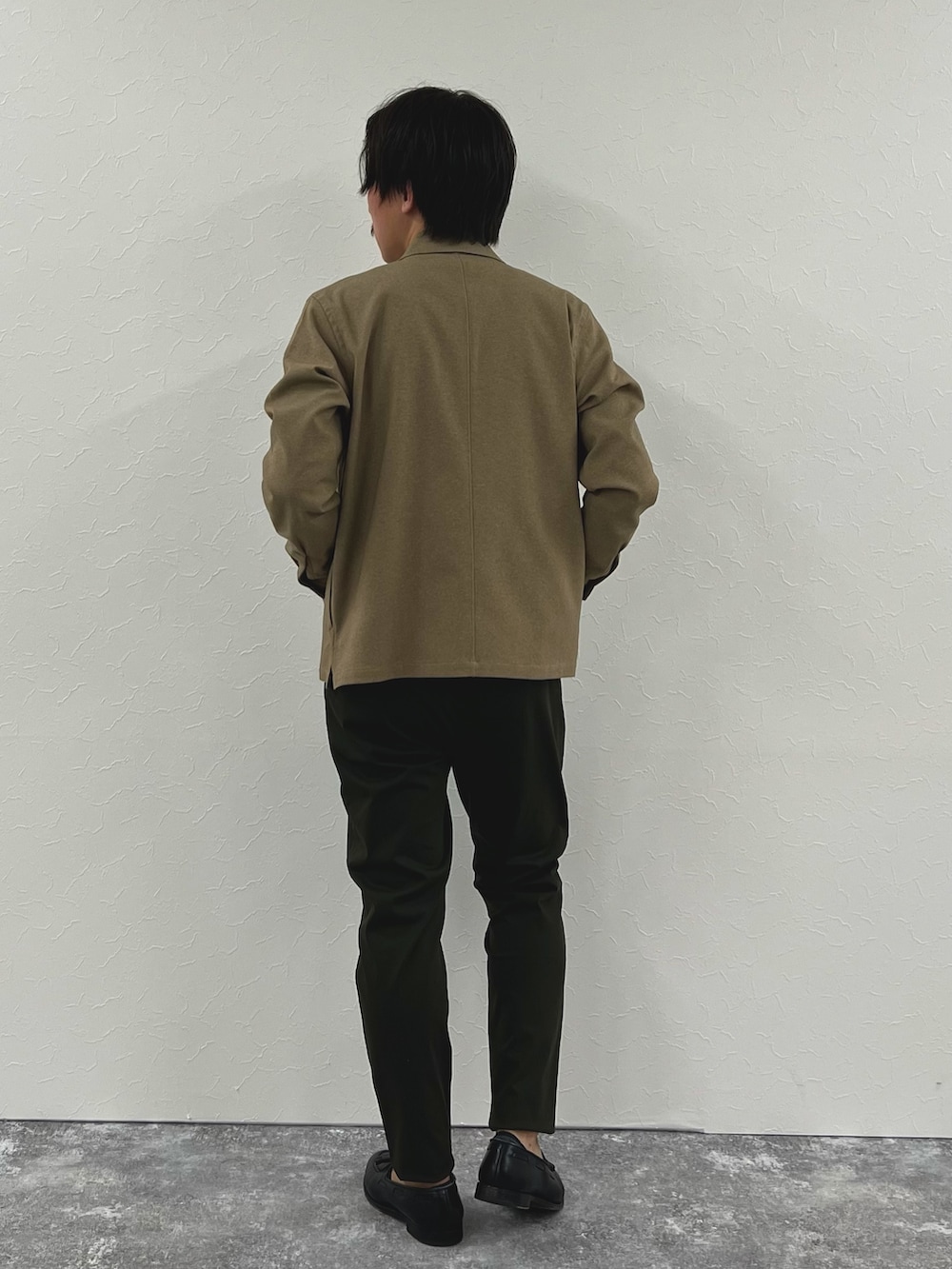 ベージュ系のブルゾン、ブラック系のTシャツ/カットソー、グリーン系のその他パンツを着用したメンズの秋コーディネートの6枚目の写真
