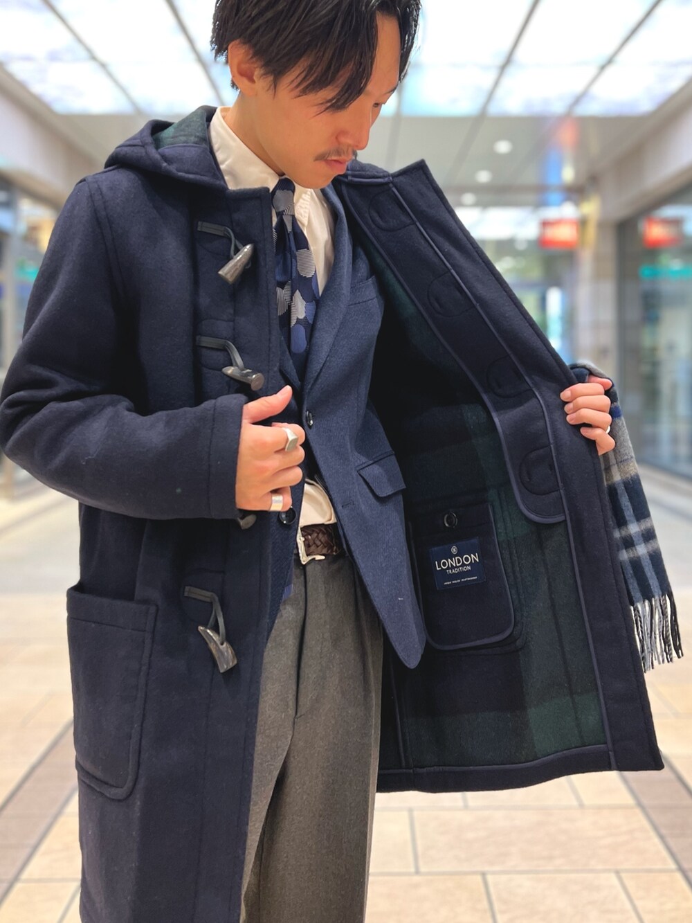 ブルー系のネクタイ、ブルー系のテーラードジャケット、ブルー系のダッフルコートを着用したメンズの冬コーディネートの5枚目の写真