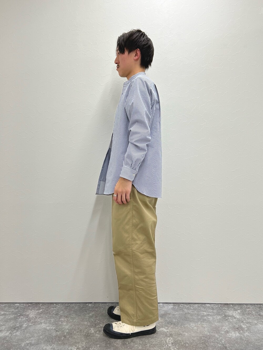 ブルー系のシャツ/ブラウス、ブラック系のTシャツ/カットソーを着用したメンズの春コーディネートの4枚目の写真