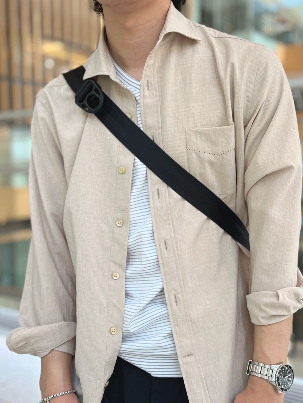 ベージュ系のシャツ/ブラウス、ホワイト系のTシャツ/カットソー、ブラック系のスラックスを着用したメンズの春コーディネートの9枚目の写真