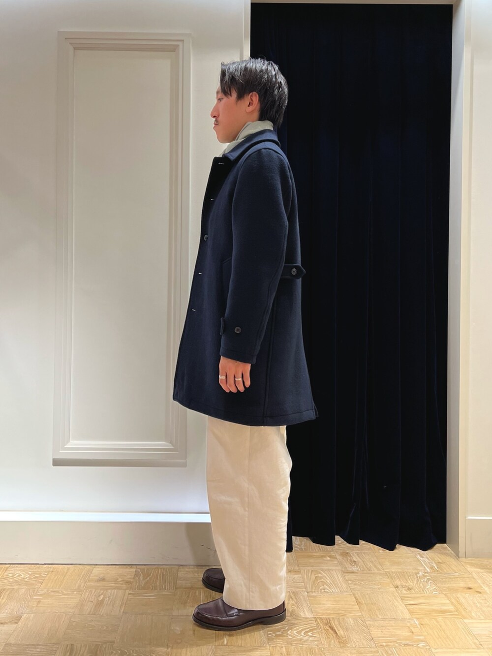 「冬アウター、休日スタイル、クリスマスに着たい服、お出かけコーデ、コート、マフラー、きれいめカジュアル、ニット、シンプル、秋冬、グリーン、カジュアルコーデ、カジュアル、ステンカラーコート、マフラーぐるぐる」｜「NOLLEY'S goodmanの《ビジカジ対応》Super100 メルトン中綿ステンカラーコート（ステンカラーコート、ブルー系）」を使った、nishiokaさん（メンズ・169cm）の冬コーディネートの3枚目の写真