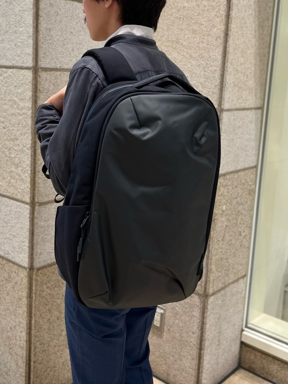 グレー系のシャツ/ブラウス、ベージュ系のシャツ/ブラウス、ブラック系のバックパック/リュックを着用したメンズの秋コーディネートの3枚目の写真