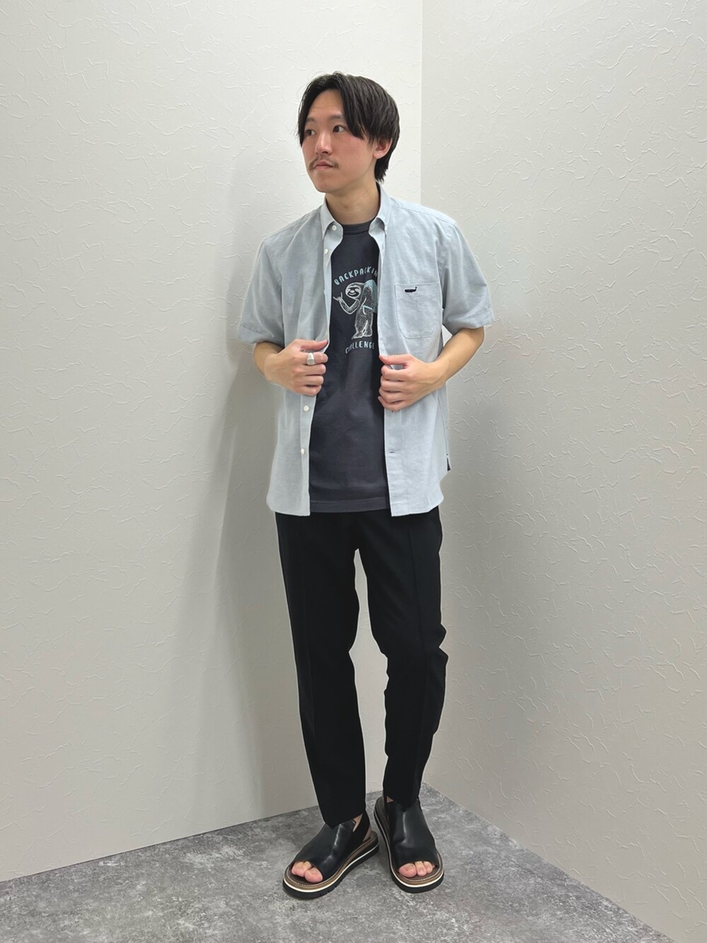 ブルー系のシャツ/ブラウス、ブラック系のその他パンツ、ブラック系のサンダルを着用したメンズの春コーディネートの3枚目の写真