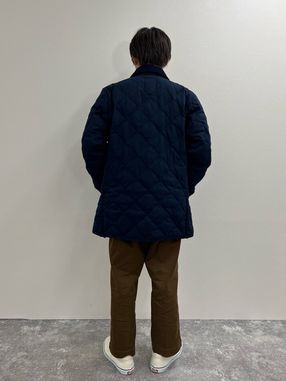 「重ね着ベストシーズン、きれいめカジュアル、ストリート、ビッグシルエット、お出かけコーデ、メンズコーデ、カジュアル、冬コーデ、ワイドパンツ、大人コーデ、TAION、キルティング、キルティングジャケット、ダウンジャケット、ダウンコーデ」｜「TAIONの【TAION/タイオン】別注キルティングジャケット LIMONTA EAST（ダウンジャケット/コート、ブルー系）」を使った、nishiokaさん（メンズ・169cm）の秋コーディネートの4枚目の写真
