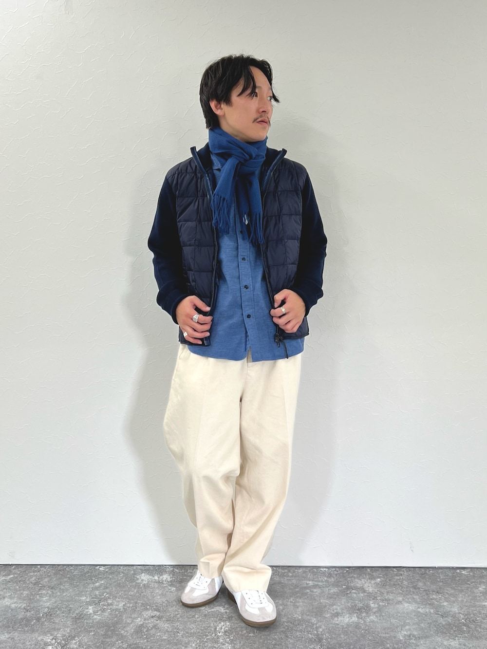 ブルー系のブルゾン、ブルー系のシャツ/ブラウス、ブルー系のマフラーを着用したメンズの冬コーディネートの3枚目の写真