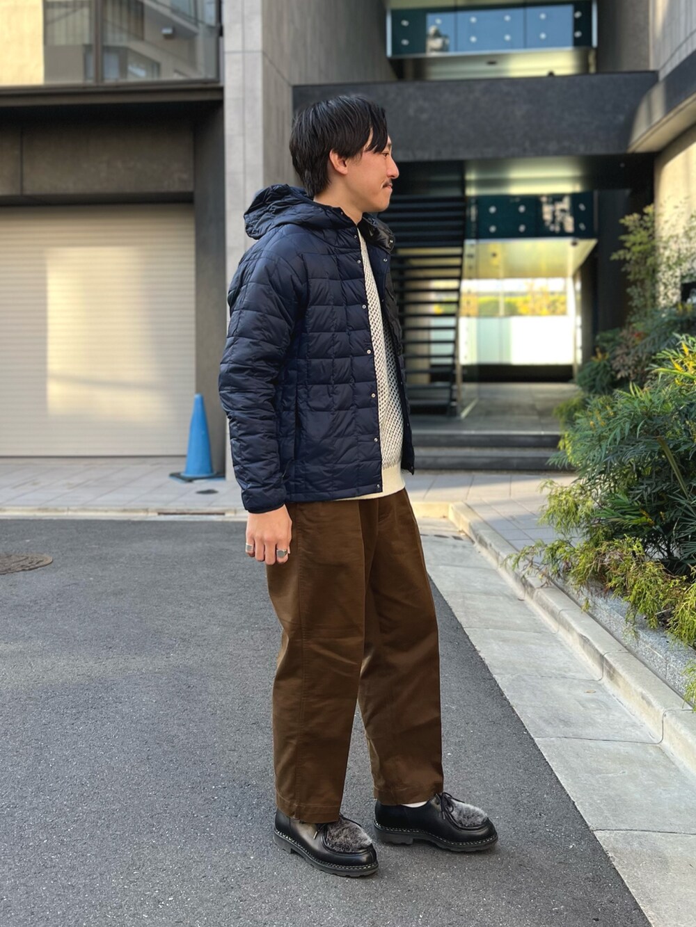 ブルー系のダウンジャケット/コートを着用したメンズの冬コーディネートの4枚目の写真