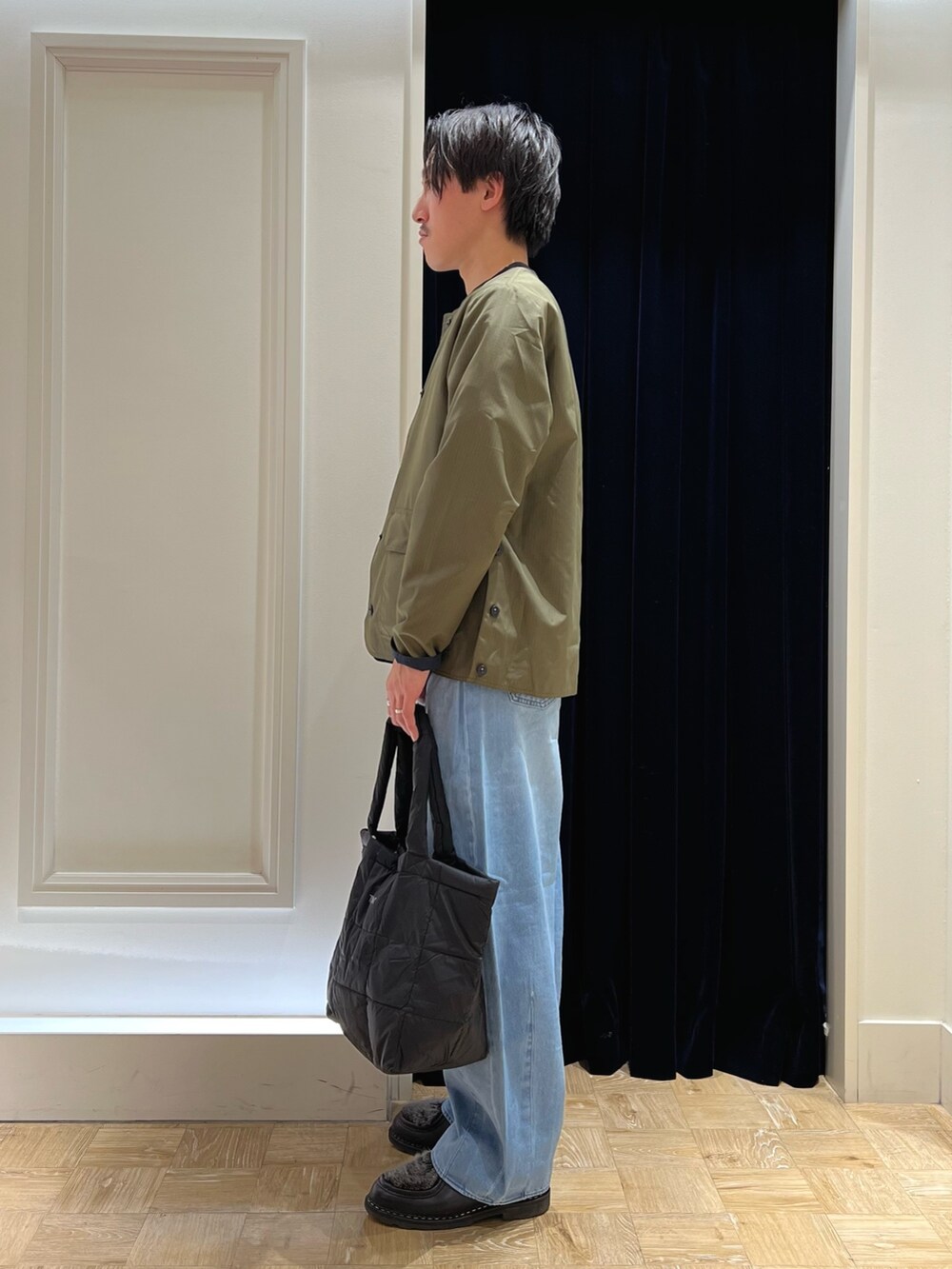 「お出かけコーデ、デニム、ワイドパンツ、シンプルコーデ、レイヤードスタイル、春色、今日のコーデ、カジュアル、カジュアルコーデ、スウェット、トートバッグ、デニムパンツ、春コーデ、24ssトレンド、ミリタリー」｜「TAIONの【TAION/タイオン】NON DOWN MILITARY CN CD クルーネックカーディガン（シャツ/ブラウス、グリーン系）」を使った、nishiokaさん（メンズ・169cm）の冬コーディネートの3枚目の写真
