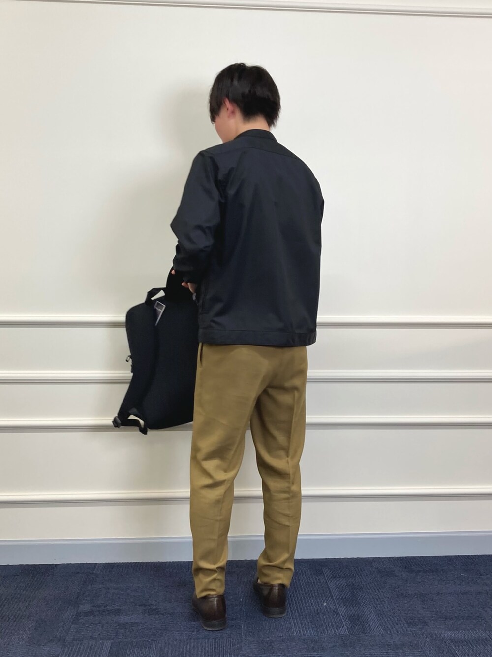 ブラック系のシャツ/ブラウス、ホワイト系のTシャツ/カットソー、ベージュ系のその他パンツを着用したメンズの春コーディネートの6枚目の写真