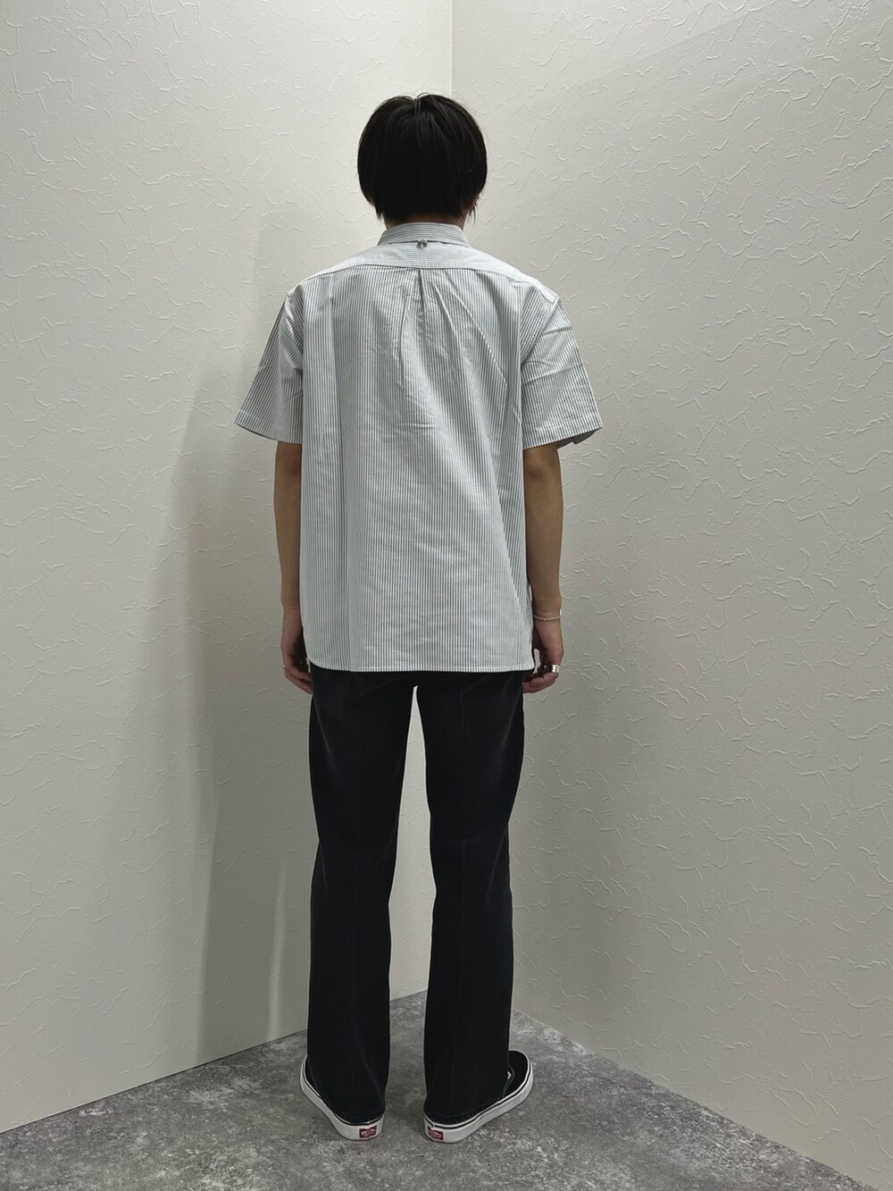 ブラック系のシャツ/ブラウス、グレー系のデニムパンツを着用したメンズの夏コーディネートの6枚目の写真