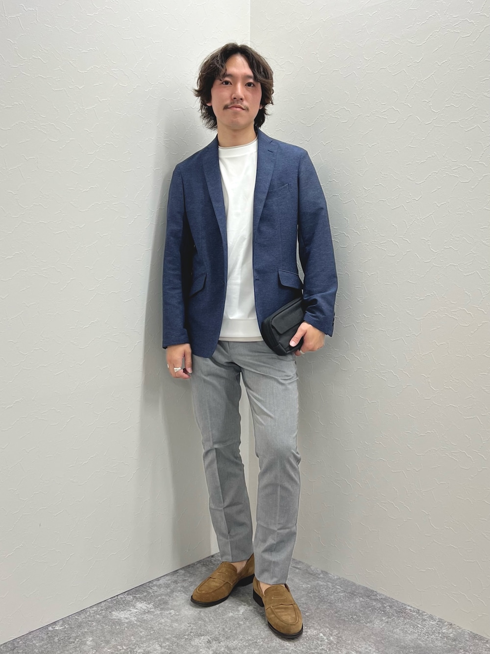 ブルー系のテーラードジャケット、ホワイト系のTシャツ/カットソー、ブラック系のショルダーバッグを着用したメンズの春コーディネートの3枚目の写真