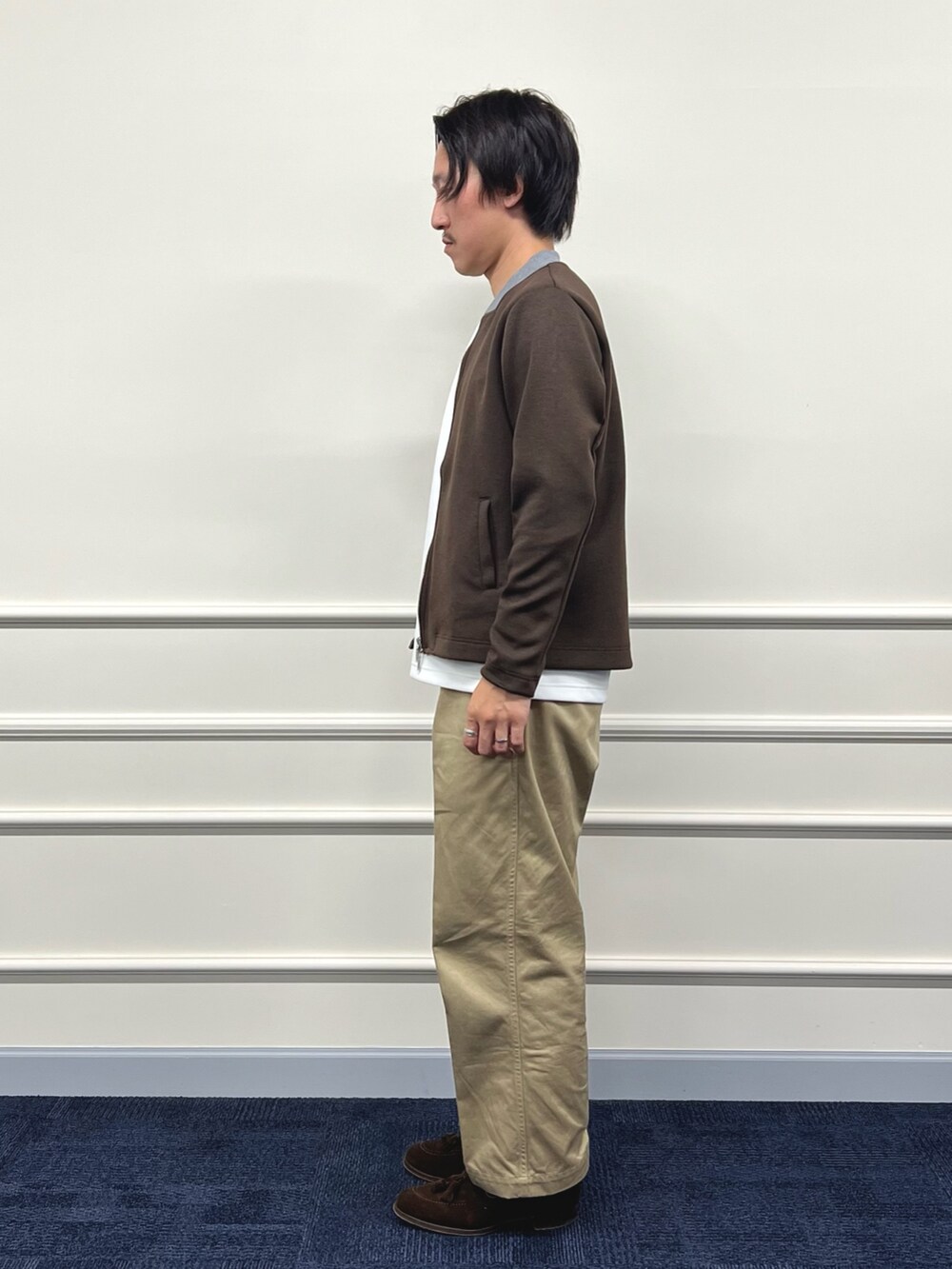 ブラウン系のブルゾン、ホワイト系のスウェットを着用したメンズの秋コーディネートの5枚目の写真